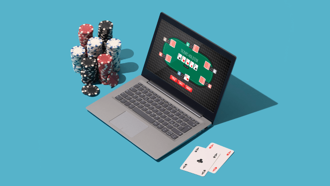 Laptop und Poker Chips